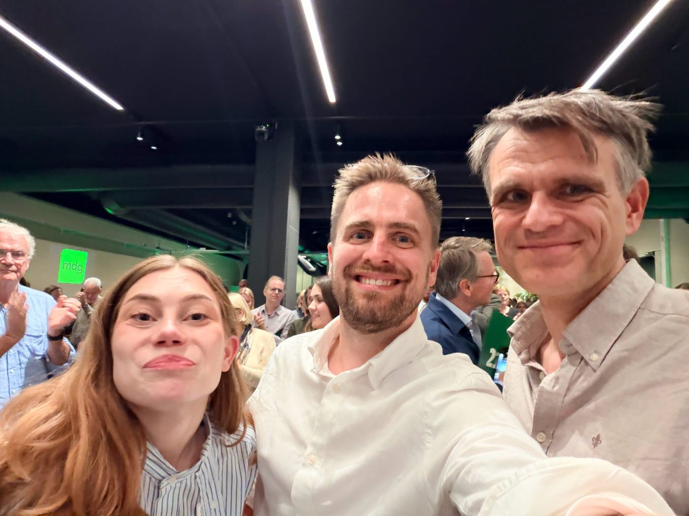 Eivind Trædal tar en selfie med to partifeller på et MDG-møte